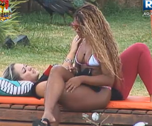 Após briga, Karine dispara: “Se tiver que ir com a Angelis para a Roça, eu vou” Após briga, Karine dispara: “Se tiver que ir com a Angelis para a Roça, eu vou”