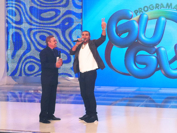 Naldo Benny, a sensação do momento, foi uma das atrações do Programa do Gugu deste domingo (20). Assista ao vídeo 