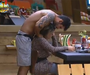 Thyago, o primeiro finalista do jogo, consola Ísis com beijinho Thyago, o primeiro finalista do jogo, consola Ísis com beijinho