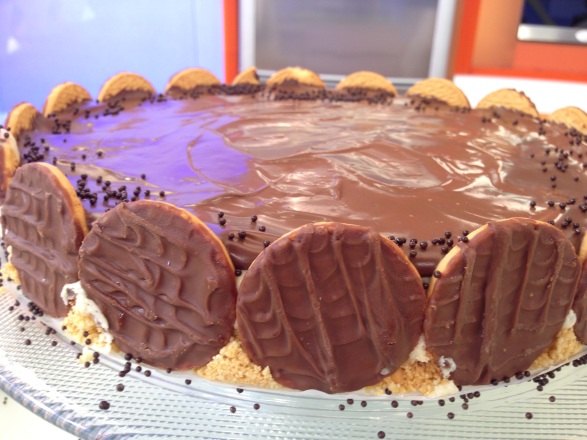 Nada de passar horas na cozinha para preparar um doce maravilhoso! Edu Guedes ensinou nesta quinta-feira uma torta holandesa prática, que não precisa nem mesmo ir ao forno. Aprenda o passo a passo!Assista ao preparo! + Apresentadores mudaram muito nestes 7 anos de programa. Clique! + Será que elas são bonitas mesmo? Veja fotos das famosas sem maquiagem!  + Elimine até mil calorias rapidinho. Descubra! + Aprenda a fazer brigadeiros diferentes com Edu Guedes