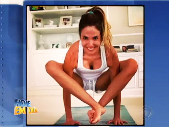 Mas, ela gosta mesmo é de mostrar que tem flexibilidade na Yoga! A apresentadora se diverte e claro, compartilha com os fãs em suas redes sociais Assista ao vídeo 