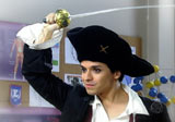 Téo sonha que todos os alunos viraram piratas e que ele salva a turma das garras de Artur