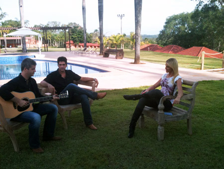 Ana Hickmann visita a fazenda de Victor e Leo