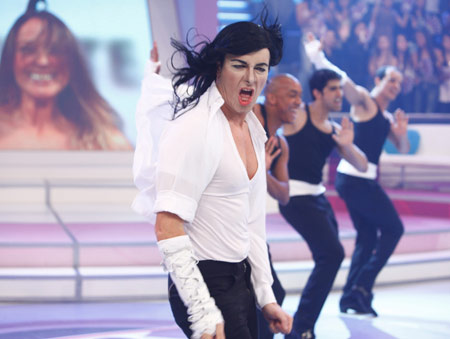 Rodrigo Faro comemora dois anos de <i>Dança Gatinho</i> e se transforma em Michael Jackson