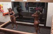 Raquel e Valesca não se separam nem na hora de tomar banho