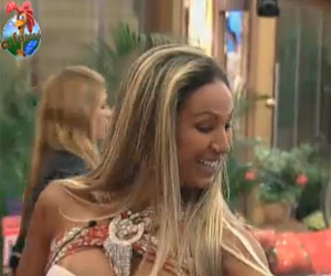 Valesca se emociona ao ouvir sua própria música Valesca se emociona ao ouvir sua própria música