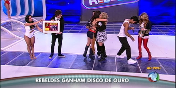 Banda Rebeldes ganha disco de ouro no Programa do Gugu