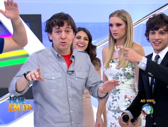 Já Zucatelli, se inspirou no Chay. Que graça de penteado, hein?