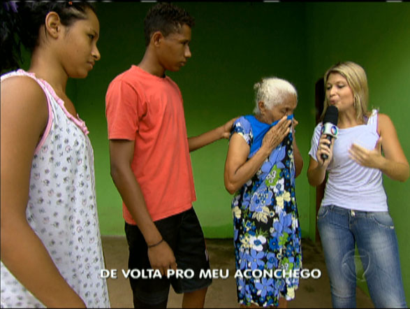 Ao receber o apresentador em sua casa e saber que seria ajudada, Ruth ficou tão emocionada que até passou mal