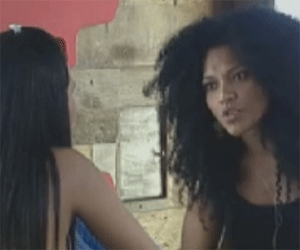 Simone conversa com Shayene no quarto