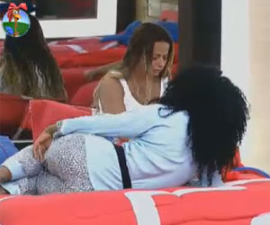 Viviane se emociona ao falar com Simone a respeito da saída de Gretchen Viviane se emociona ao falar com Simone a respeito da saída de Gretchen