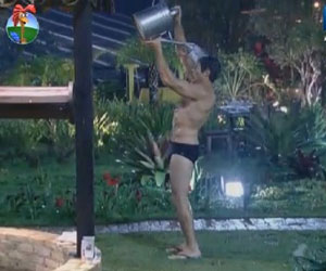 Debaixo de muita chuva, Felipe toma banho de regador ao ar livre Debaixo de muita chuva, Felipe toma banho de regador ao ar livre