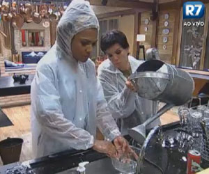 Depois de lavarem a louça, Simone e Penélope são as últimas a dormir Depois de lavarem a louça, Simone e Penélope são as últimas a dormir