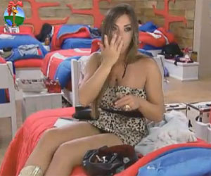 Com um vestido bem sexy, Nicole Bahls se arruma para atividade