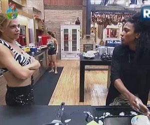 Em conversa descontraída, Simone Sampaio revela: "Eu já comi muita lagartixa" Em conversa descontraída, Simone Sampaio revela: "Eu já comi muita lagartixa"