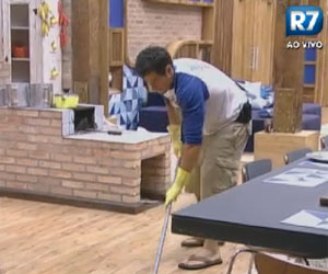 Após terminar afazeres com os animais, Felipe Folgosi limpa a sala da sede Após terminar afazeres com os animais, Felipe Folgosi limpa a sala da sede
