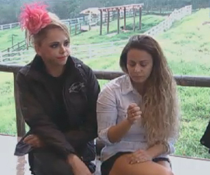 “Já pensou se, no fundo, eu adorasse mulher e fingisse que não só para me aproveitar de vocês”, questiona Léo Áquilla a Angela “Já pensou se, no fundo, eu adorasse mulher e fingisse que não só para me aproveitar de vocês”, questiona Léo Áquilla a Angela