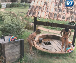 Robertha e Penélope tomam banho com a água do poço Robertha e Penélope tomam banho com a água do poço