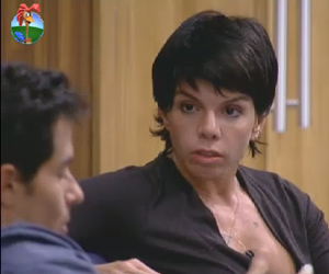 "Não é dificil você agir diferente com pessoas que não te conhecem." dispara Penélope "Não é dificil você agir diferente com pessoas que não te conhecem." dispara Penélope
