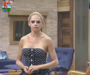 Na Roça, Léo Áquilla desperta e se isola na sala durante a madrugada Na Roça, Léo Áquilla desperta e se isola na sala durante a madrugada