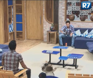Em noite de eliminação, Vavá e Diego Pombo brincam para aliviar a tensão