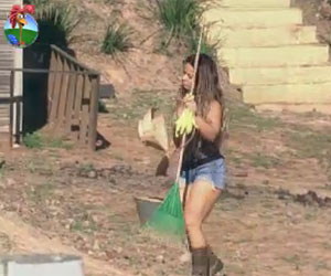 Viviane se dirige ao celeiro e pega equipamentos para a tarefa com as aves Viviane se dirige ao celeiro e pega equipamentos para a tarefa com as aves