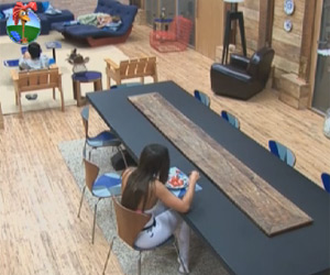 Nicole Bahls se isola na sede e se afasta dos demais peões