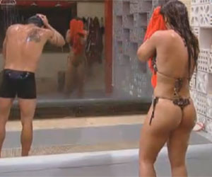 Nicole toma banho na sede em companhia de Vavá
