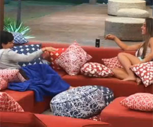 Nicole e Penélope conversam na varanda Nicole e Penélope conversam na varanda