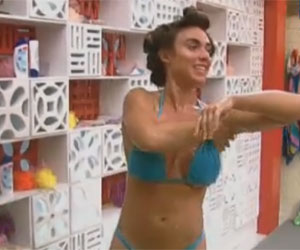 Nicole toma banho na sede Nicole toma banho na sede
