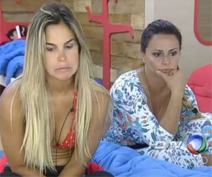 Robertha e Viviane conversam Robertha e Viviane conversam