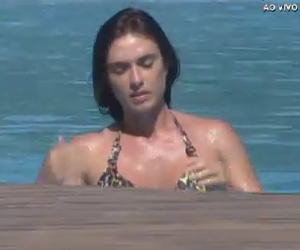 Nicole Bahls dá um show de sensualidade dentro da piscina da sede Nicole Bahls dá um show de sensualidade dentro da piscina da sede