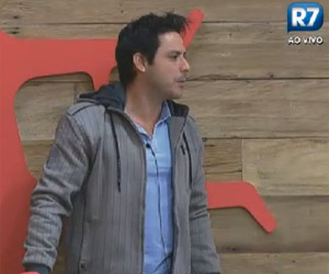 Vavá dispara contra Felipe e afirma para Nicole: "É traíra"