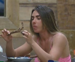 Prestativa, Nicole oferece comida para a mais nova amiga Viviane Prestativa, Nicole oferece comida para a mais nova amiga Viviane