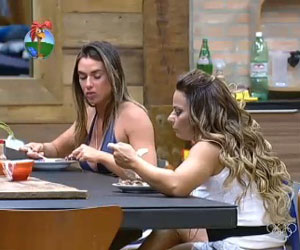 Nicole e Viviane conversam na mesa de jantar e modelo critica peões