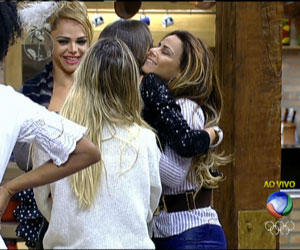 Aos prantos, Nicole volta para a sede e Viviane abraça a peoa