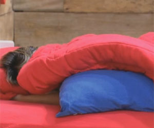 Robertha dorme sozinha no quarto Robertha dorme sozinha no quarto
