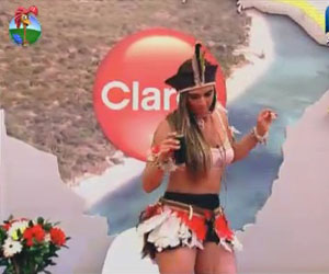 Isolada, Nicole Bahls balança o bumbum ao som de forró