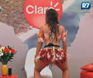 Depois de reverenciar Viviane, Nicole mostra lado funkeiro e rebola até o chão
