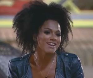 Enquanto Simone fala sobre seu amor por animal, Nicole fecha a cara Enquanto Simone fala sobre seu amor por animal, Nicole fecha a cara
