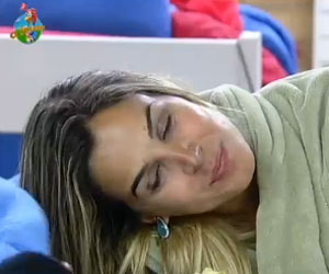 Robertha Portella revela para Léo Áquilla como é sua relação com o pai Robertha Portella revela para Léo Áquilla como é sua relação com o pai