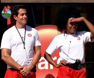Felipe e Simone disputam jogo da memória Felipe e Simone disputam jogo da memória