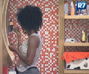 Simone Sampaio já começa a fazer a maquiagem para o programa desta noite Simone Sampaio já começa a fazer a maquiagem para o programa desta noite