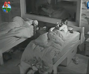 Nicole protagoniza cena hilária ao imitar Vavá na madrugada Nicole protagoniza cena hilária ao imitar Vavá na madrugada