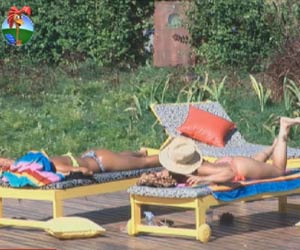 Robertha Portella deita no sol ao lado de Viviane Araujo na borda da piscina Robertha Portella deita no sol ao lado de Viviane Araujo na borda da piscina