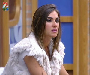 Nicole fala de Gardênia e dá alfinetadas em Léo e Viviane Nicole fala de Gardênia e dá alfinetadas em Léo e Viviane