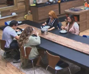 Depois de se evitarem após briga, Nicole Bahls e Felipe Folgosi jantam juntos Depois de se evitarem após briga, Nicole Bahls e Felipe Folgosi jantam juntos