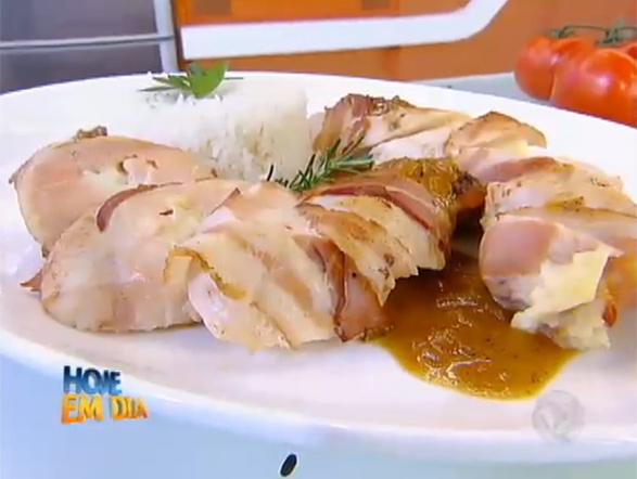 Na oitava posição, um frango recheado com requeijão cremoso, uma receita deliciosa e ideal para um bom almoço! Veja o passo a passo!