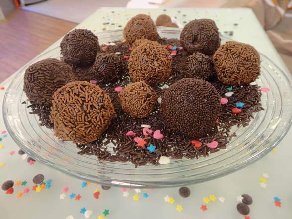 Essa receita é irresistível! A sétima mais pedida é a receita quem que Edu mostra como preparar um brigadeirango, o delicioso brigadeiro com morango. Veja o passo a passo e arrase na sobremesa!