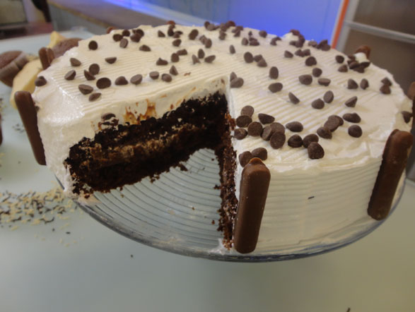 Veja o passo a passo da terceira receita mais pedida de setembro: um irresistível bolo cremoso de chocolate!